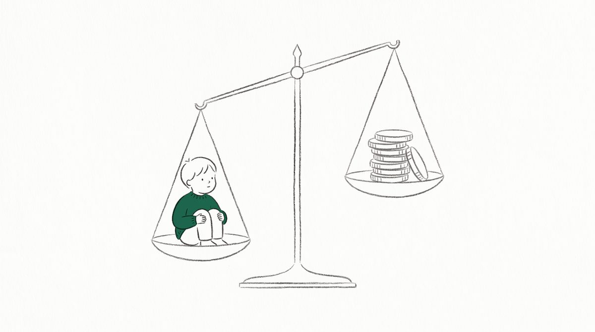저울 한쪽의 동전과 다른 쪽의 아이 라인 일러스트