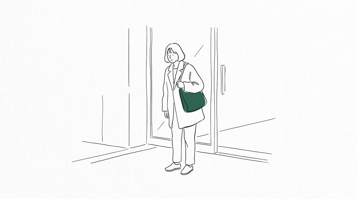 오피스 건물 유리문 앞에서 걸음을 멈춘 여성 라인 일러스트