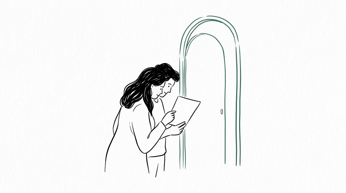 가게 문 앞에서 계약서를 들여다보는 여성 라인 일러스트